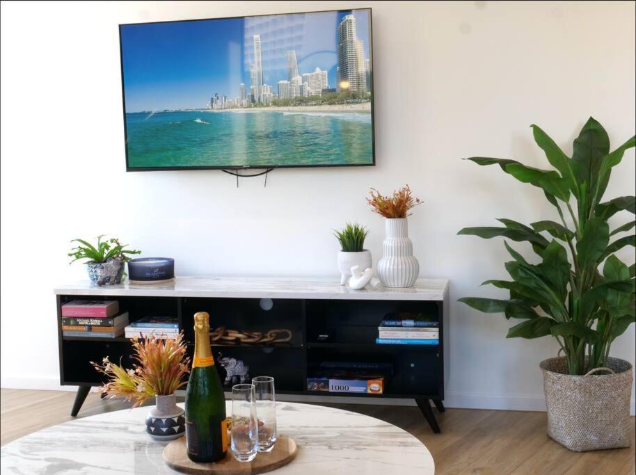 Modern 1 Brm Apartment With Pool Close To Beach Голд-Кост Экстерьер фото