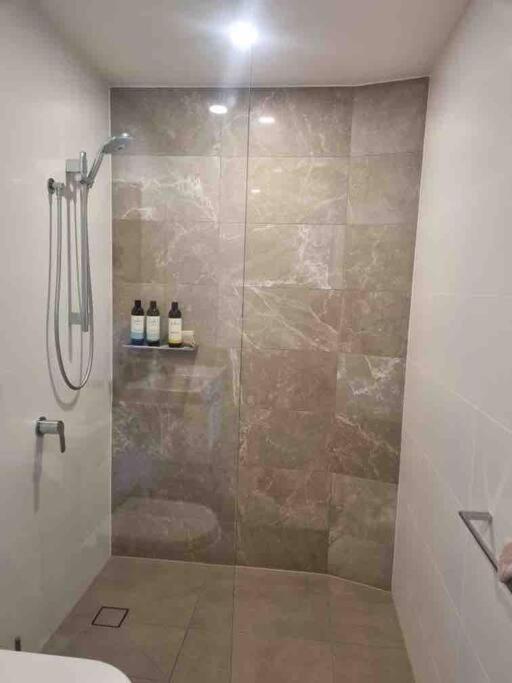 Modern 1 Brm Apartment With Pool Close To Beach Голд-Кост Экстерьер фото