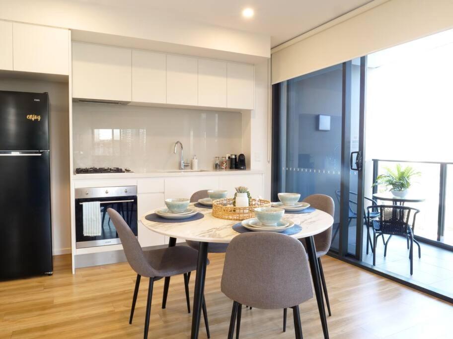 Modern 1 Brm Apartment With Pool Close To Beach Голд-Кост Экстерьер фото