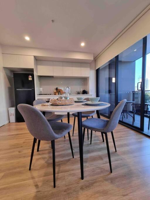 Modern 1 Brm Apartment With Pool Close To Beach Голд-Кост Экстерьер фото