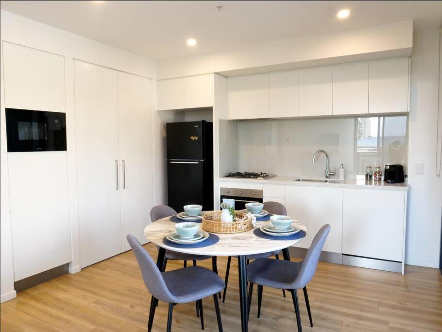 Modern 1 Brm Apartment With Pool Close To Beach Голд-Кост Экстерьер фото